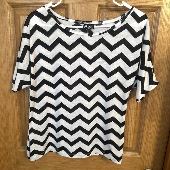 ALLOY Women’s Shirt White & Black Chevron Asymmetrical YK2 Blouse Sz XS - Picture 2 of 10